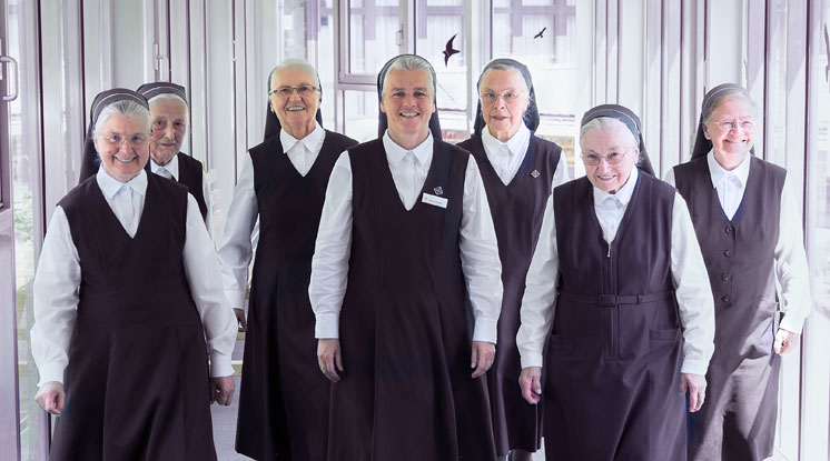 Von links nach rechts: Sr. Lioba Mißlinger, Sr. Reingard Glück, Sr. Gerlinda Holzner, Sr. Raphaela Heimpel, Sr. Fidelis Lanzenberber, Sr. Casimira Scholz, Sr. Hedwig Saga. Nicht auf dem Bild sind: Sr. Simona Megger, Sr. Julia Weiger und Sr. Therisia Mayr.